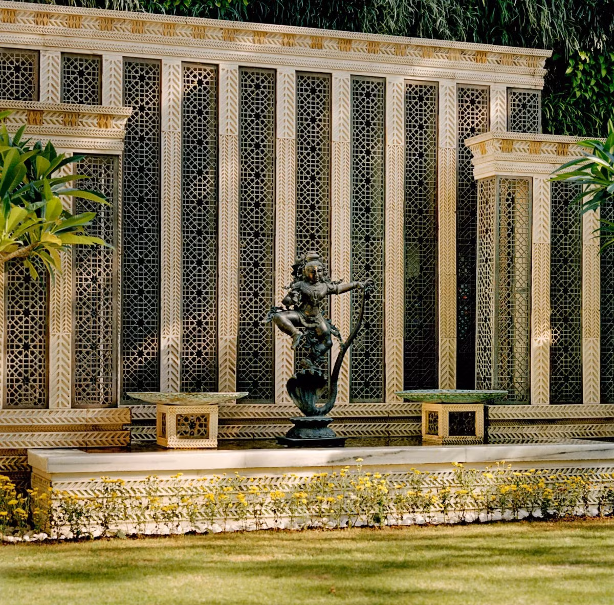 Từ tầng 8 đến tầng 10 của tòa nhà được tỷ phú Ấn Độ cho xây thành một khu vườn rộng lớn để tặng vợ.