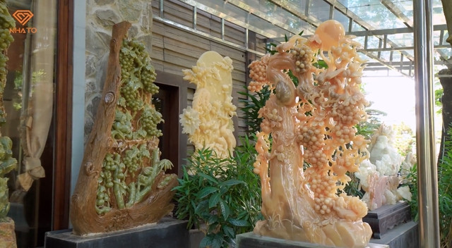Các tác phẩm hầu hết được làm từ ngọc trong đá, được điêu khắc tinh xảo tạo thành nhiều hình thù theo các chủ đề tượng Phật tâm linh, hoa quả, động vật, đồ ăn... và nhiều nhất là họa tiết hoa sen. Ảnh chụp màn hình NhaTo