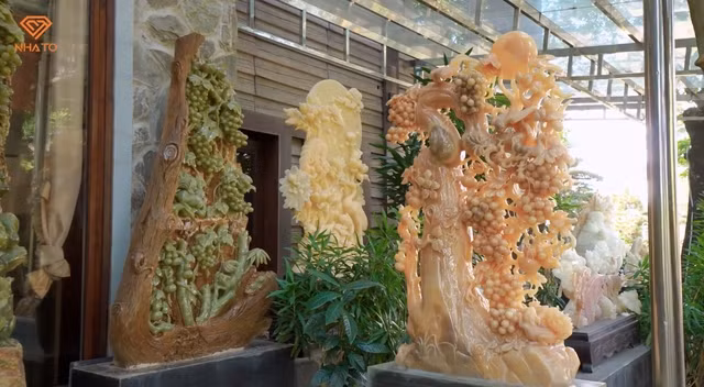 Các tác phẩm hầu hết được làm từ ngọc trong đá, được điêu khắc tinh xảo tạo thành nhiều hình thù theo các chủ đề tượng Phật tâm linh, hoa quả, động vật, đồ ăn... và nhiều nhất là họa tiết hoa sen. Ảnh chụp màn hình NhaTo