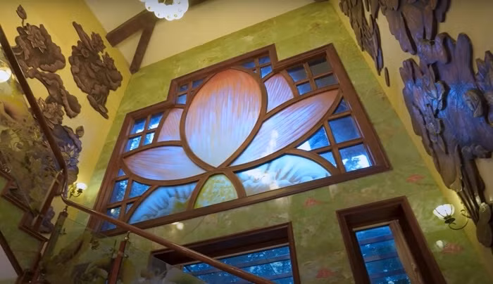 Hình ảnh hoa sen luôn xuất hiện ở nội thất bên trong căn biệt thự, từ chiếc bàn tiếp khách được làm từ đá ngọc nguyên khối màu hồng tạc thành hình đầm sen đến các bức tranh treo tường, đèn trang trí... Ảnh chụp màn hình NhaTo