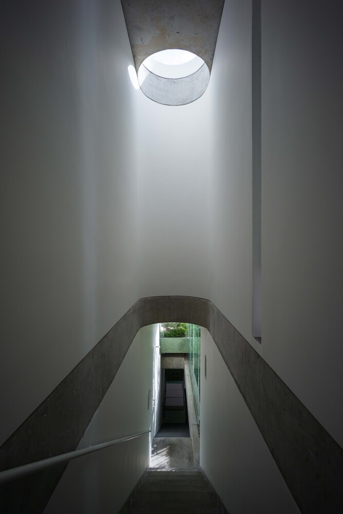 Giếng trời tối ưu hóa ánh sáng và tạo cảm giác rộng mở cho ngôi nhà. Nguồn ảnh: Quang Trần