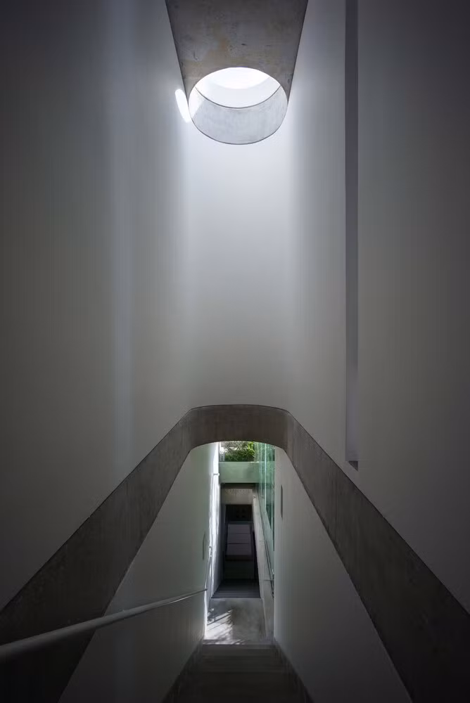 Giếng trời tối ưu hóa ánh sáng và tạo cảm giác rộng mở cho ngôi nhà. Nguồn ảnh: Quang Trần