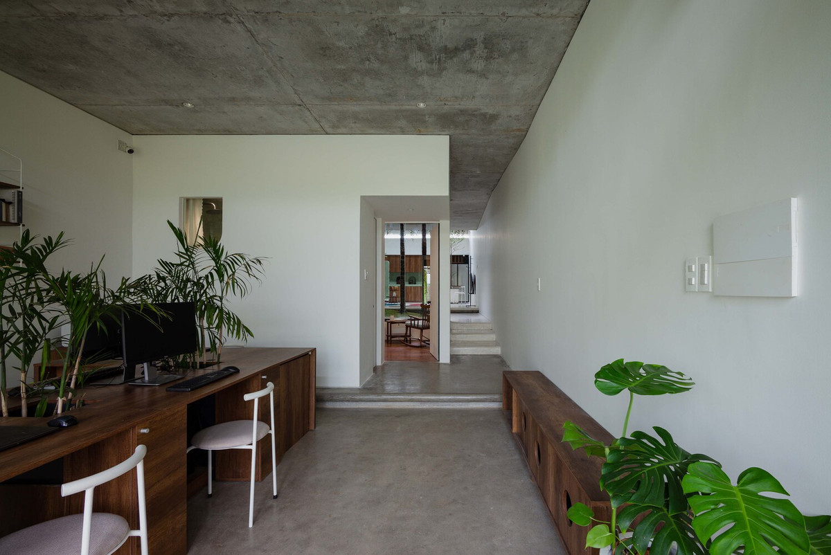 Từng khu vực trong nhà được tinh giản đồ đạc để tối ưu hóa không gian.