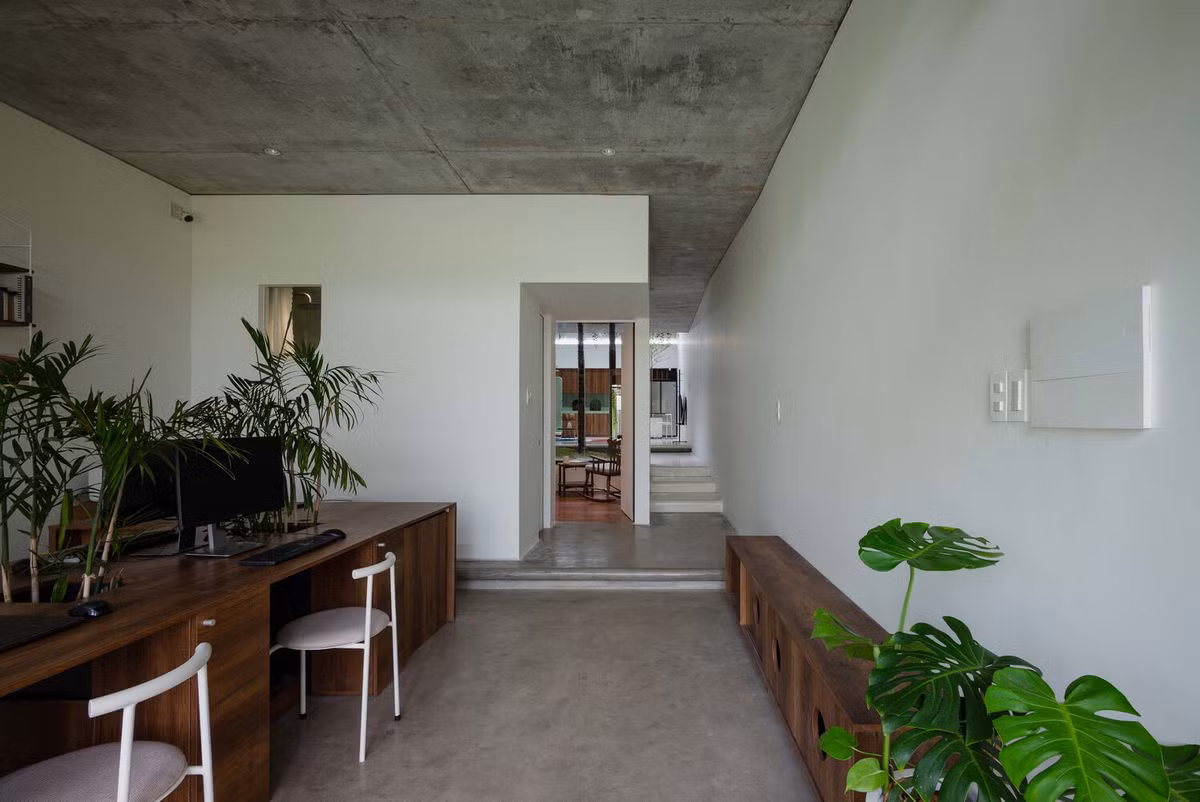 Từng khu vực trong nhà được tinh giản đồ đạc để tối ưu hóa không gian.