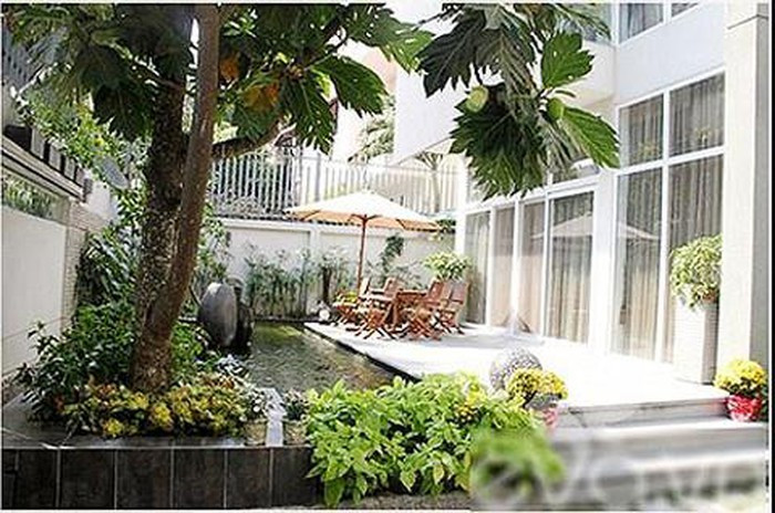 Xung quanh nhà là vườn cây, hồ nước bao quanh tạo cảm giác thoáng mát.