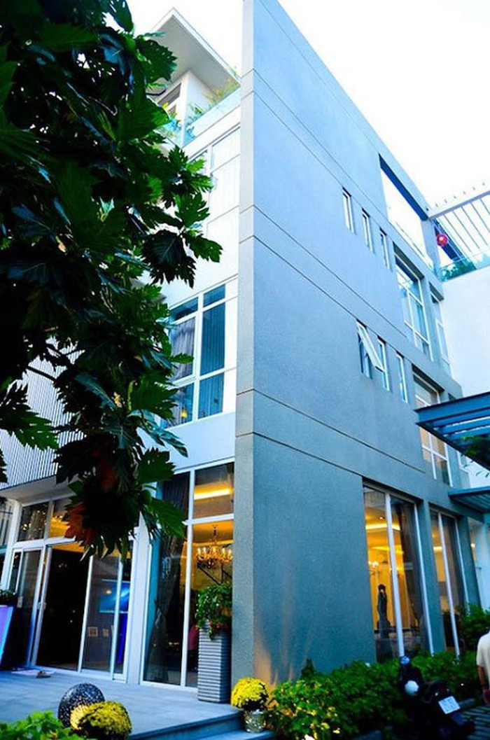 Bên trong nhà được đầu tư nội thất sang trọng, lắp đặt thang máy riêng để phục vụ sinh hoạt thường ngày.