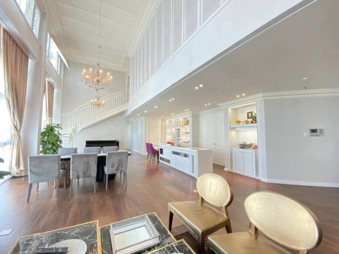 Tầng trệt rộng rãi gồm khu vực phòng khách, gian bếp và bàn ăn.