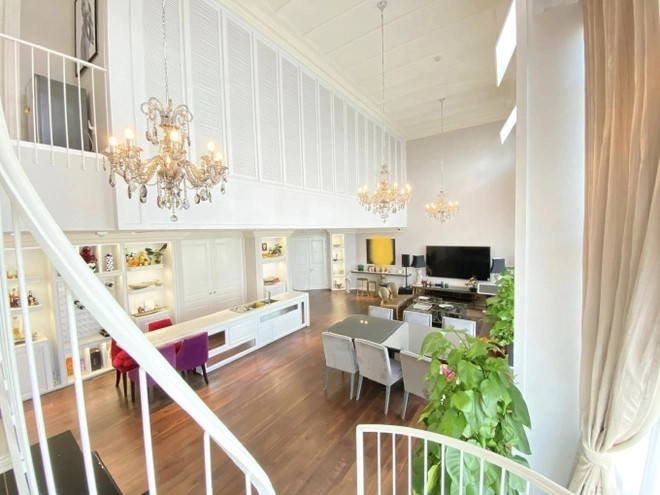 Trương Ngọc Ánh còn đầu tư thêm đèn trần sang trọng, lung linh, giúp căn nhà thêm phần ấn tượng.