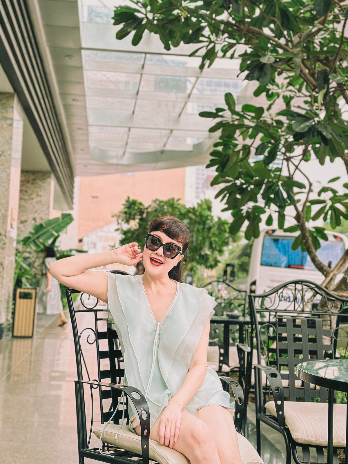 Theo đó, nghệ sĩ Vân Dung có mức cát-xê 115 triệu đồng/ video quay bằng điện thoại, 125 triệu đồng nếu quay bằng máy cơ và 75 triệu đồng cho 1 livestream.