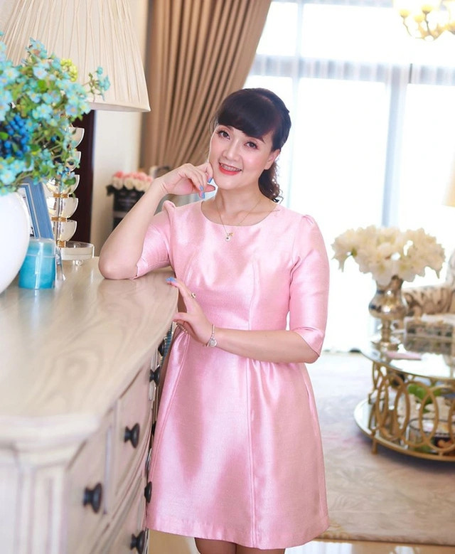 Hiện tại, gia đình Vân Dung sống trong trong một căn hộ chung cư cao cấp có thiết kế rất sang trọng, tiện nghi.