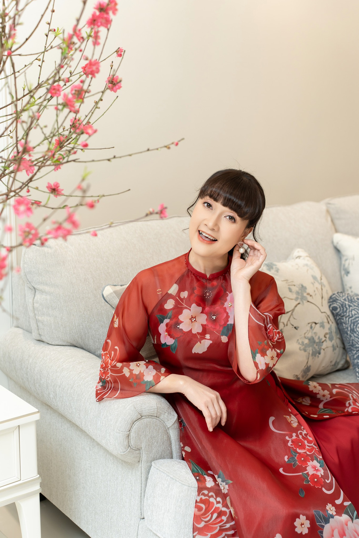 Nghệ sĩ Vân Dung từng sống cùng gia đình ở nhà mặt đất. Nhưng sau đó, nữ danh hài chuyển lên chung cư sống để đỡ ồn ào và khói bụi.