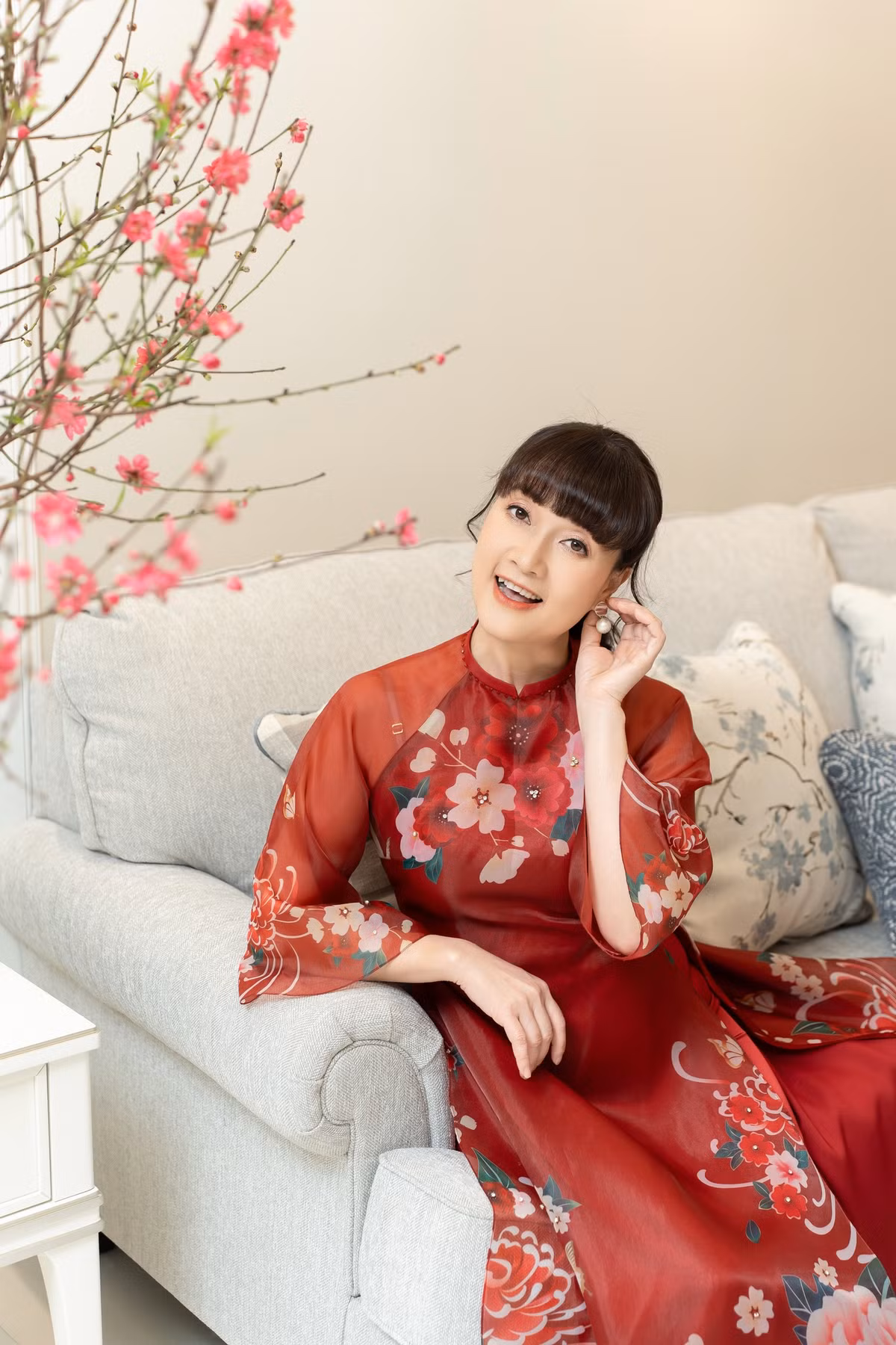 Nghệ sĩ Vân Dung từng sống cùng gia đình ở nhà mặt đất. Nhưng sau đó, nữ danh hài chuyển lên chung cư sống để đỡ ồn ào và khói bụi.