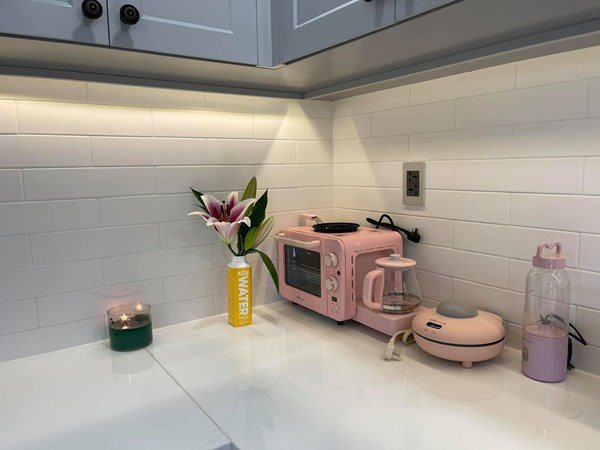 Đồ dùng trong bếp màu hồng dễ thương. Ảnh: FBNV