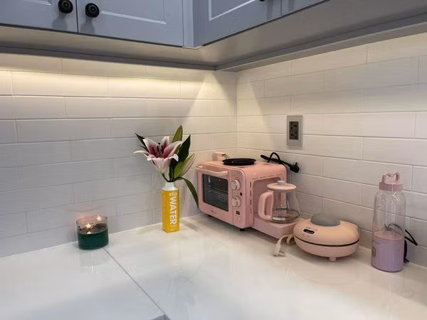 Đồ dùng trong bếp màu hồng dễ thương. Ảnh: FBNV