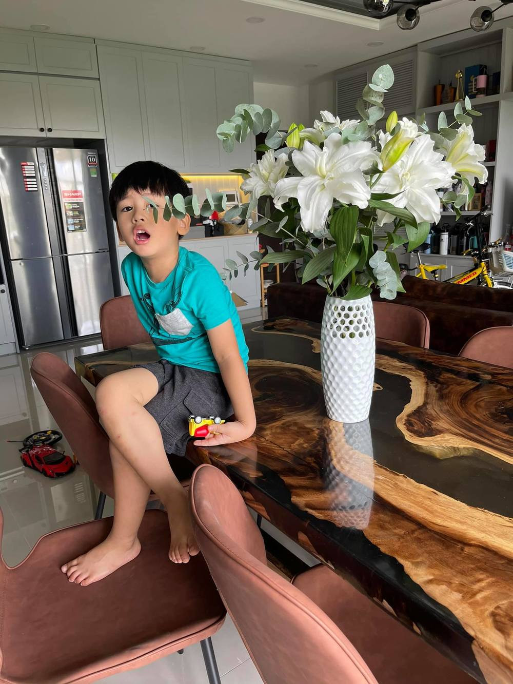 Bàn ăn vẫn gỗ làm căn phòng thêm sang trọng. Ảnh: FBNV