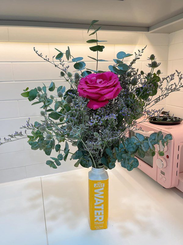 Góc nào cũng ngập tràn hoa tươi. Ảnh: FBNV