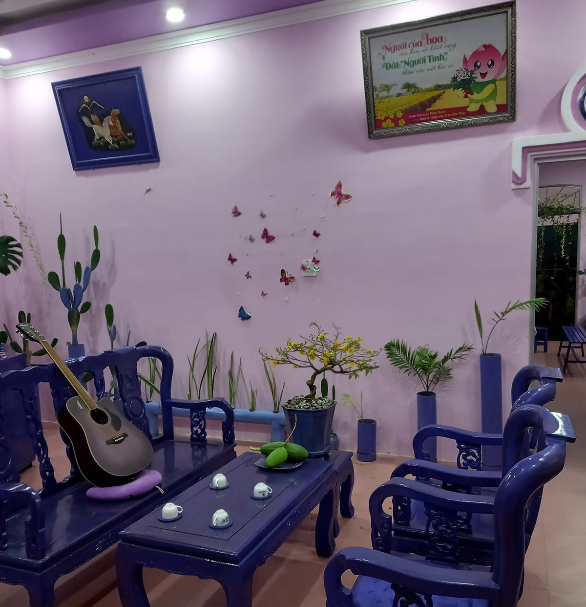 Ong lao U80 co can nha nhu mo giua vuon hoa ruc sac tim-Hinh-3