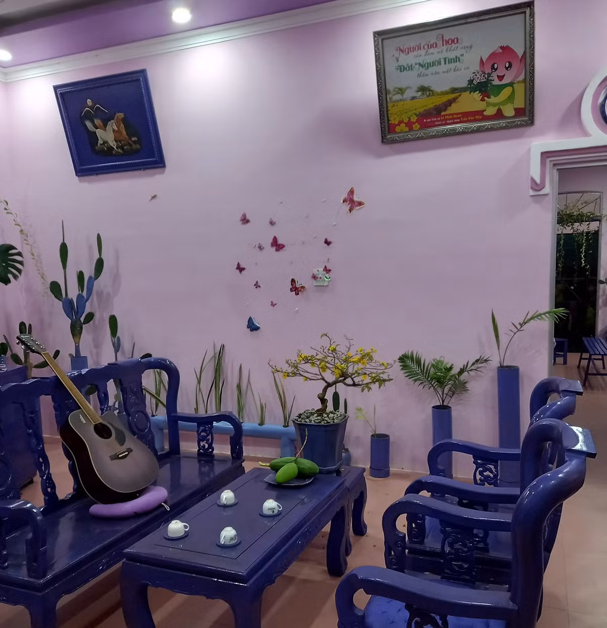 Ong lao U80 co can nha nhu mo giua vuon hoa ruc sac tim-Hinh-3