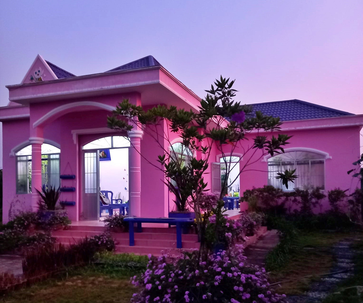 Ong lao U80 co can nha nhu mo giua vuon hoa ruc sac tim-Hinh-2