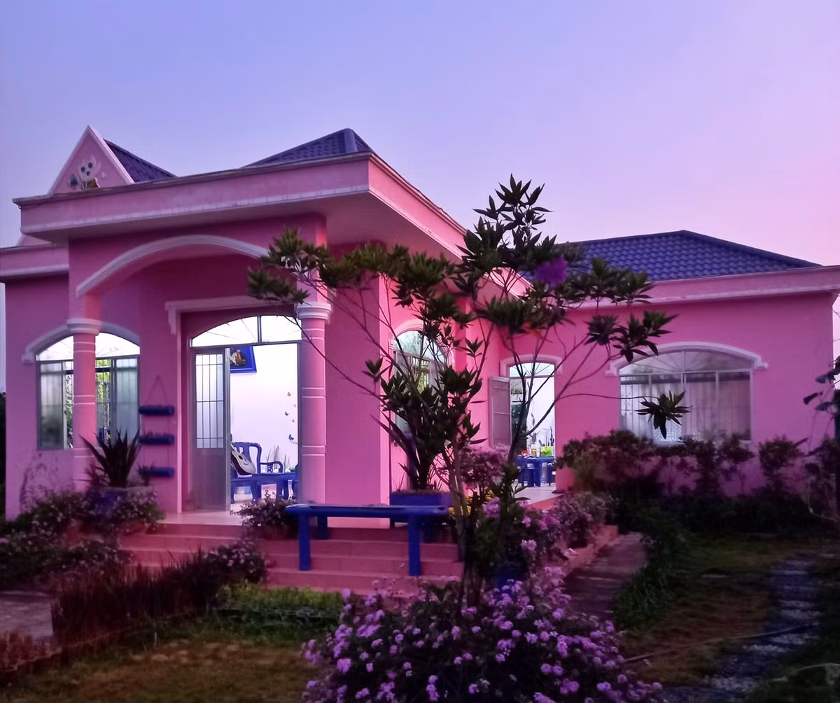 Ong lao U80 co can nha nhu mo giua vuon hoa ruc sac tim-Hinh-2