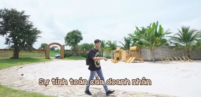 Khi đến biệt thự của Trường Giang, Ngô Kiến Huy không khỏi trầm trồ và định giá khu biệt thự vườn mà đàn anh xây cho con gái là khoảng 70 tỷ đồng. Ảnh: Chụp màn hình