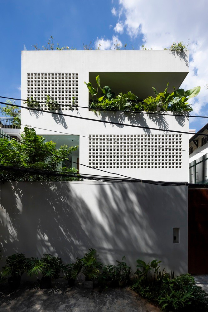 Ngoi nha su dung gach thong gio an tuong giua Sai thanh