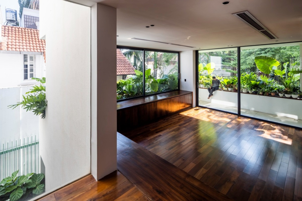 Phòng tập cạnh phòng ngủ là nơi gắn kết gia đình với hoạt động chăm sóc vườn tược.