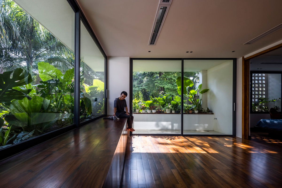 Cấu trúc mới của ngôi nhà gắn kết và liền mạch, tầng trệt là khu vực sinh hoạt, hồ bơi và sân vườn.