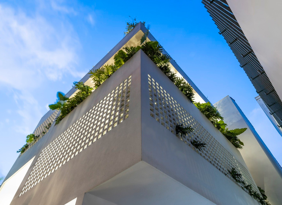 Những lỗ nhỏ trên trên tường vừa lưu thông không khí, vừa tạo nên nét phá cách. Nguồn ảnh: Hiroyuki Oki