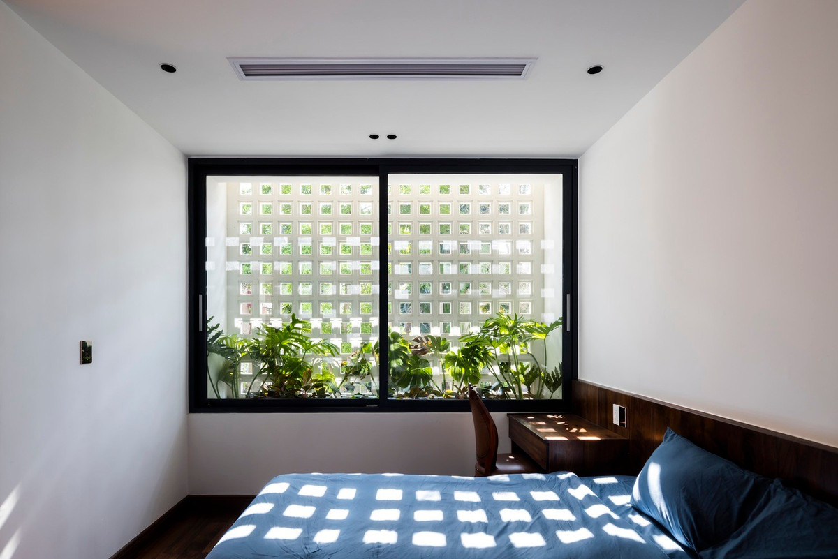 Dù ở trong phòng, gia chủ vẫn được bao bọc bởi thiên nhiên xung quanh.