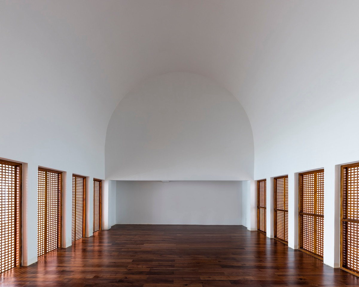 Tại khu vực chung, một số tủ kệ còn là sàn, giúp tối ưu diện tích lưu trữ và không gian nhà luôn gọn gàng.