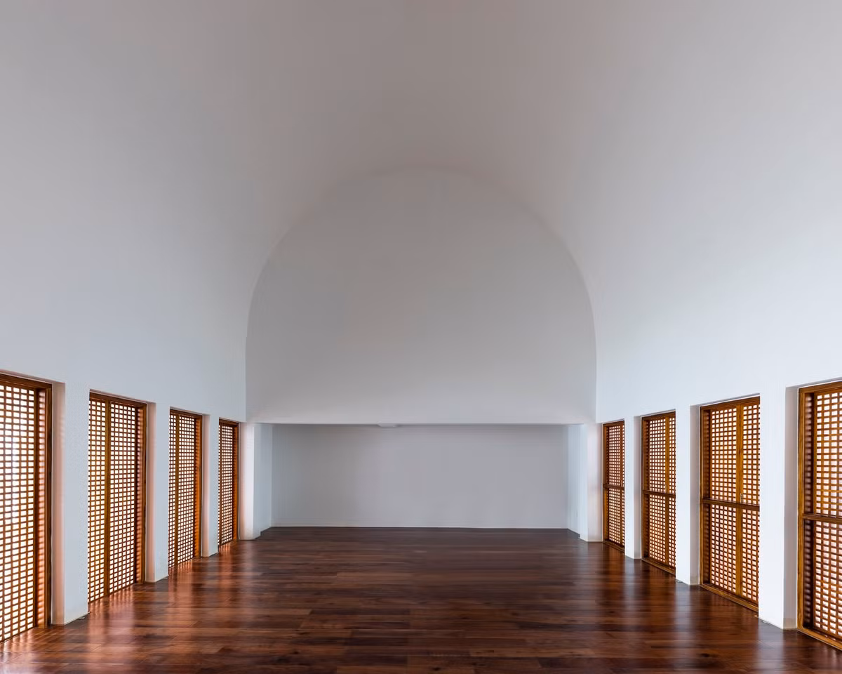 Tại khu vực chung, một số tủ kệ còn là sàn, giúp tối ưu diện tích lưu trữ và không gian nhà luôn gọn gàng.