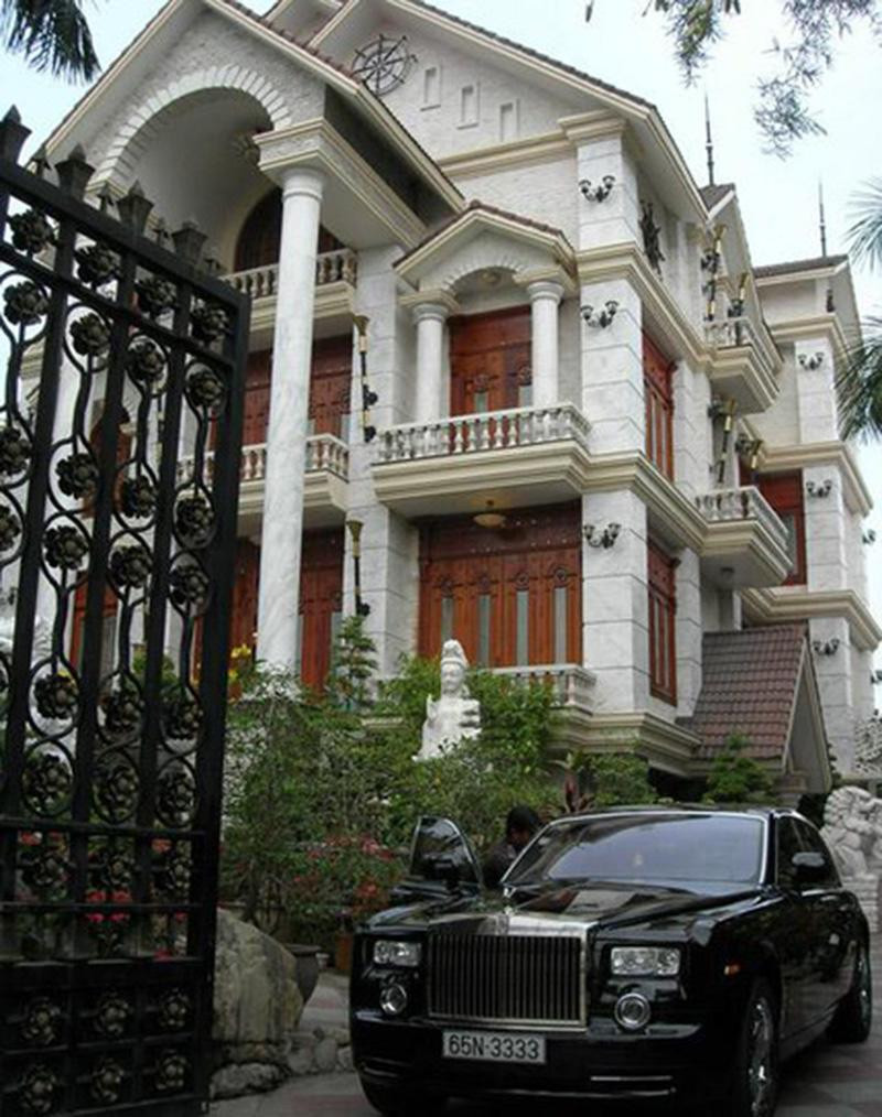 Đại gia thủy sản miền Tây khiến nhiều người choáng váng vì độ chịu chơi khi tậu biệt thự nguy nga, đồ sộ cùng siêu xe Phantom biển tứ quý 3333 trị giá 25 tỷ đồng cách đây nhiều năm. Ảnh: Internet