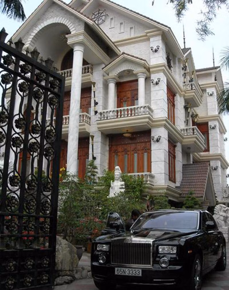 Đại gia thủy sản miền Tây khiến nhiều người choáng váng vì độ chịu chơi khi tậu biệt thự nguy nga, đồ sộ cùng siêu xe Phantom biển tứ quý 3333 trị giá 25 tỷ đồng cách đây nhiều năm. Ảnh: Internet
