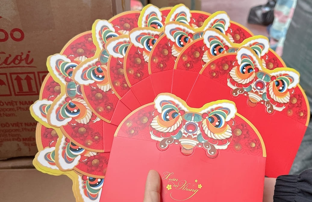 Các mẫu lì xì bằng bìa cứng in nổi, cứng cáp và sang trọng.