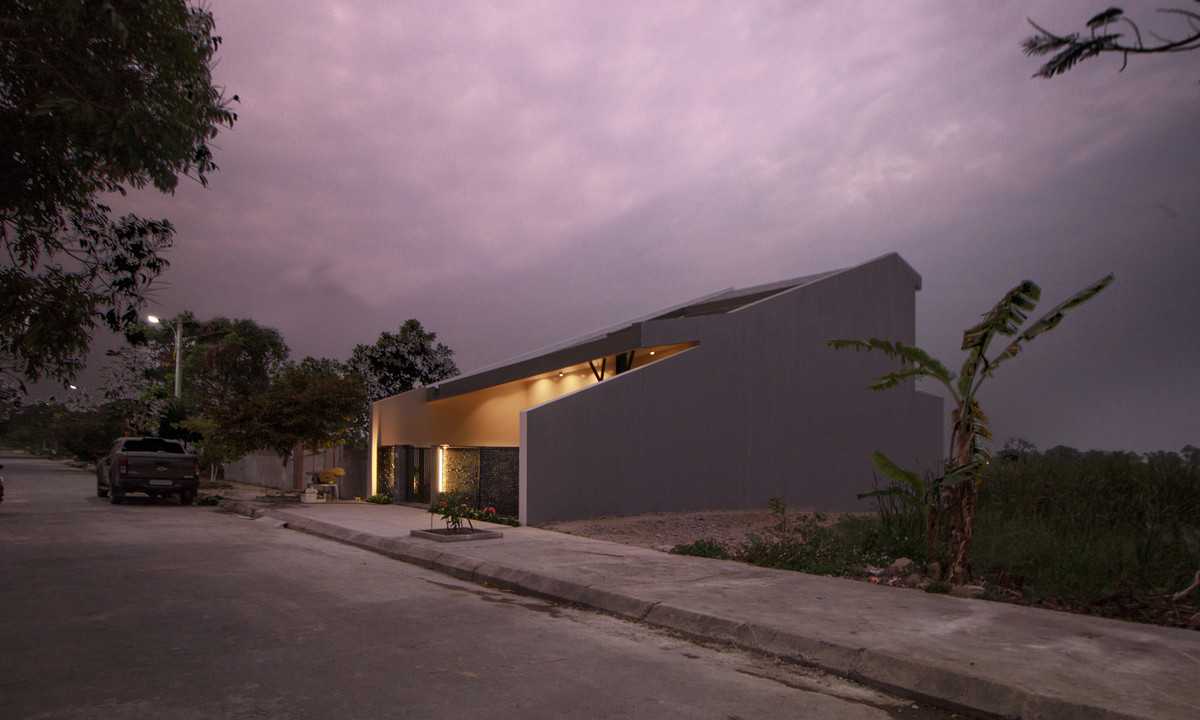 Tọa lạc trong khu tái định cư ở Đồ Sơn (Hải Phòng), MOM House là món quà của người con trai dành tặng mẹ. Ngôi nhà là ước mơ cả đời của mẹ, không đâu thoải mái bằng nhà mình.