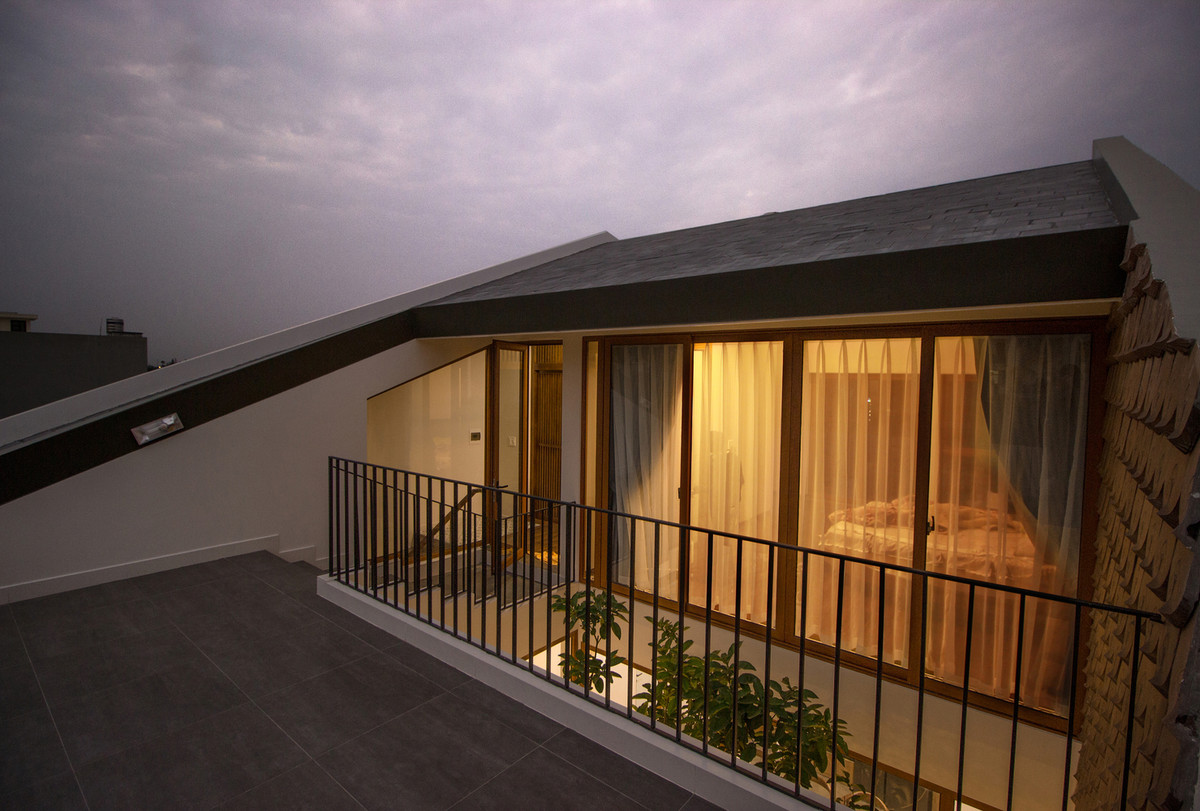 Ngôi nhà xây trên mảnh đất rộng 150m2, nhìn ra cánh đồng ở quê. Đây là ngôi nhà tặng mẹ nên gia chủ mong muốn phải mang dáng dấp dịu dàng, gần gũi của một ngôi nhà truyền thống, gợi nhớ về ngôi nhà thời thơ ấu.