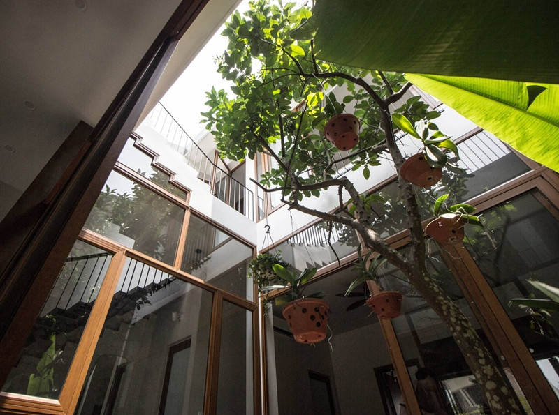 Sân vườn trung tâm giúp lấy sáng cũng là nơi mẹ gia chủ có thể trồng, chăm sóc cây cối xanh mướt.