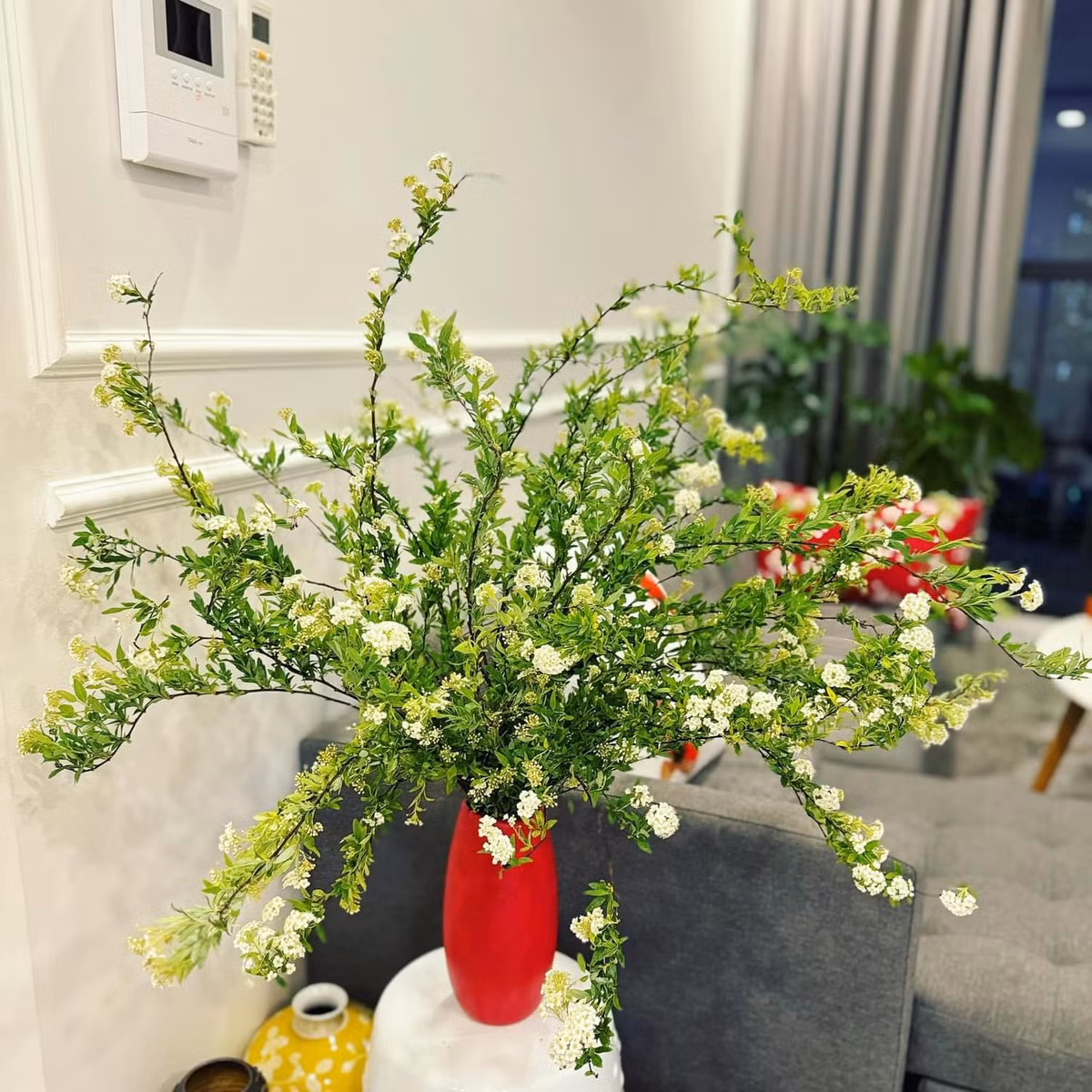 Khánh Trang liên tục thay đổi màu sắc, phong cách cắm hoa, bình hoa. Ảnh: FB Trần Minh Trang