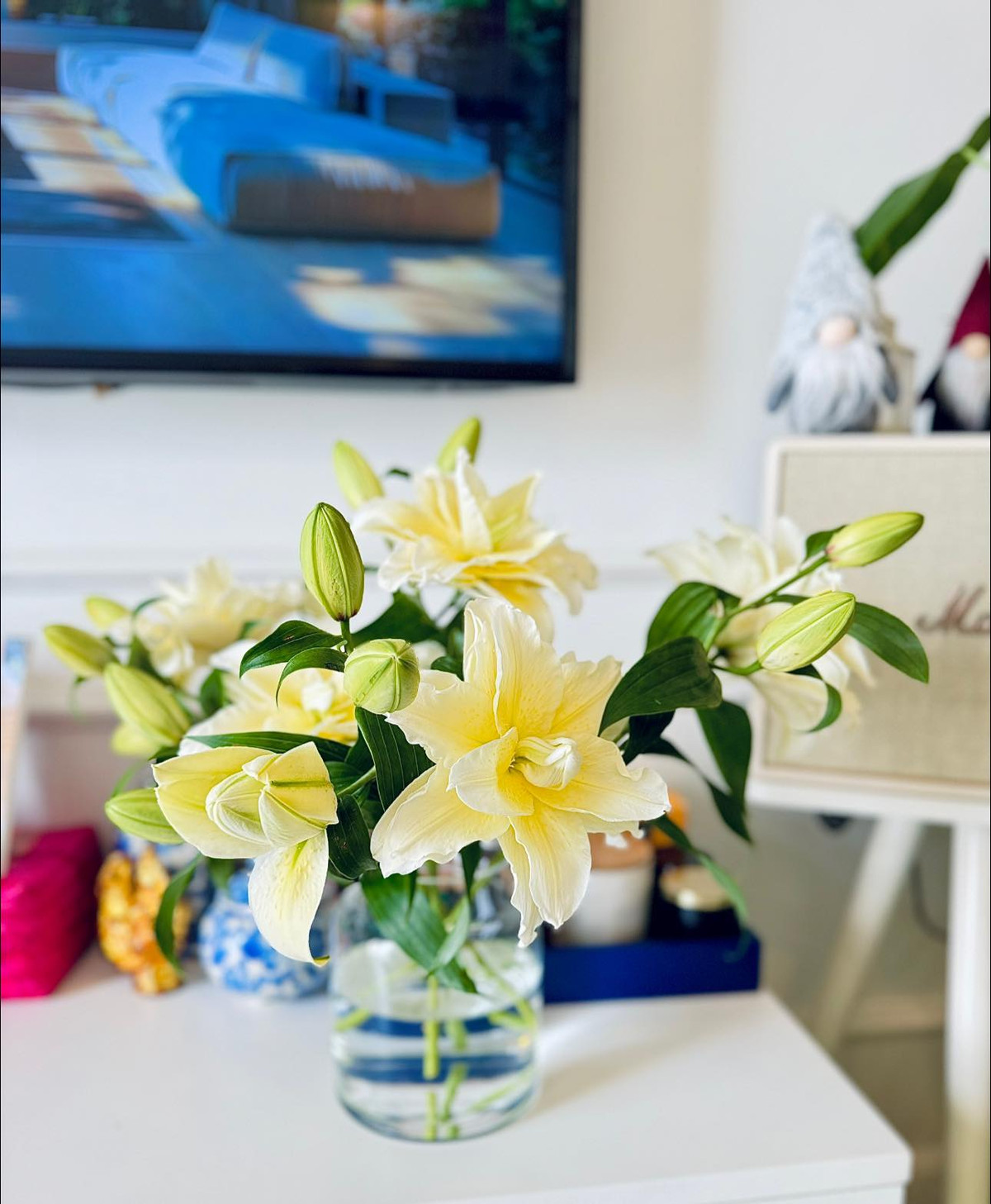 Chiếc bình thủy tinh tối giản đủ để tôn lên vẻ đẹp của hoa ly. Ảnh: FB Trần Minh Trang