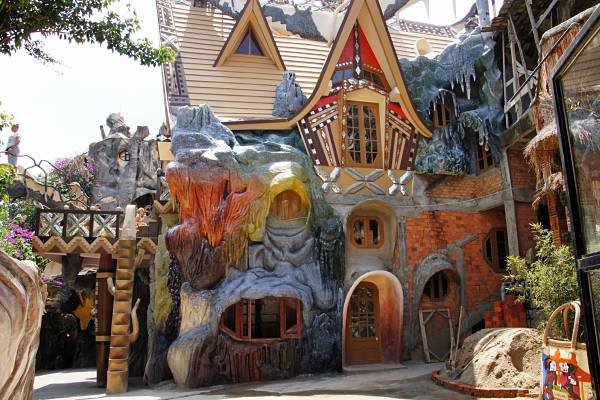 Những ô cửa sổ lồi lõm hình thù kỳ lạ, sắp đặt có vẻ thiếu ngăn nắp, nhưng nhìn kỹ giống như những con mắt của thú rừng. Ảnh: Instagram