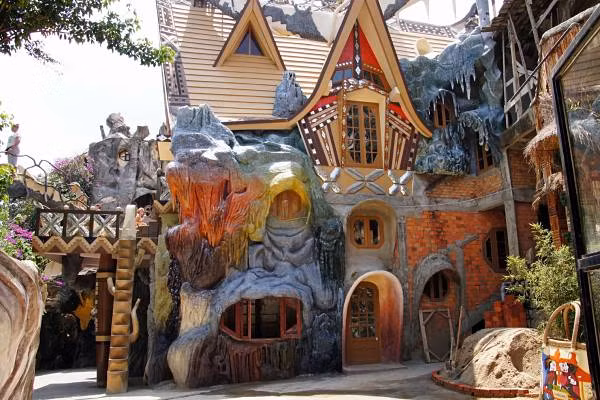 Những ô cửa sổ lồi lõm hình thù kỳ lạ, sắp đặt có vẻ thiếu ngăn nắp, nhưng nhìn kỹ giống như những con mắt của thú rừng. Ảnh: Instagram