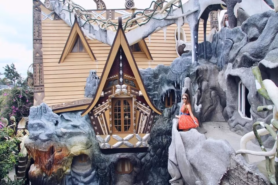 Kể từ khi xây dựng vào năm 1990, biệt thự Hằng Nga liên tục trở thành điểm đến gây “sốt” và được nhiều du khách đặc biệt là du khách nước ngoài ghé thăm. Ảnh: @lizausowa