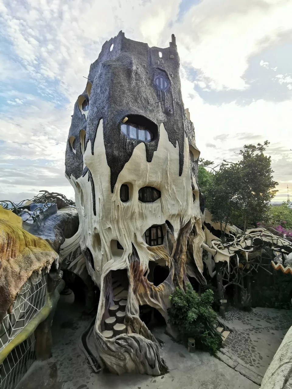 Tọa lạc trong khuôn viên rộng gần 2.000m2 tại số 3 đường Huỳnh Thúc Kháng, thành phố Đà Lạt (Lâm Đồng), biệt thự Hằng Nga nổi tiếng với phong cách kiến trúc kỳ quái. Ảnh: Crazyhouse