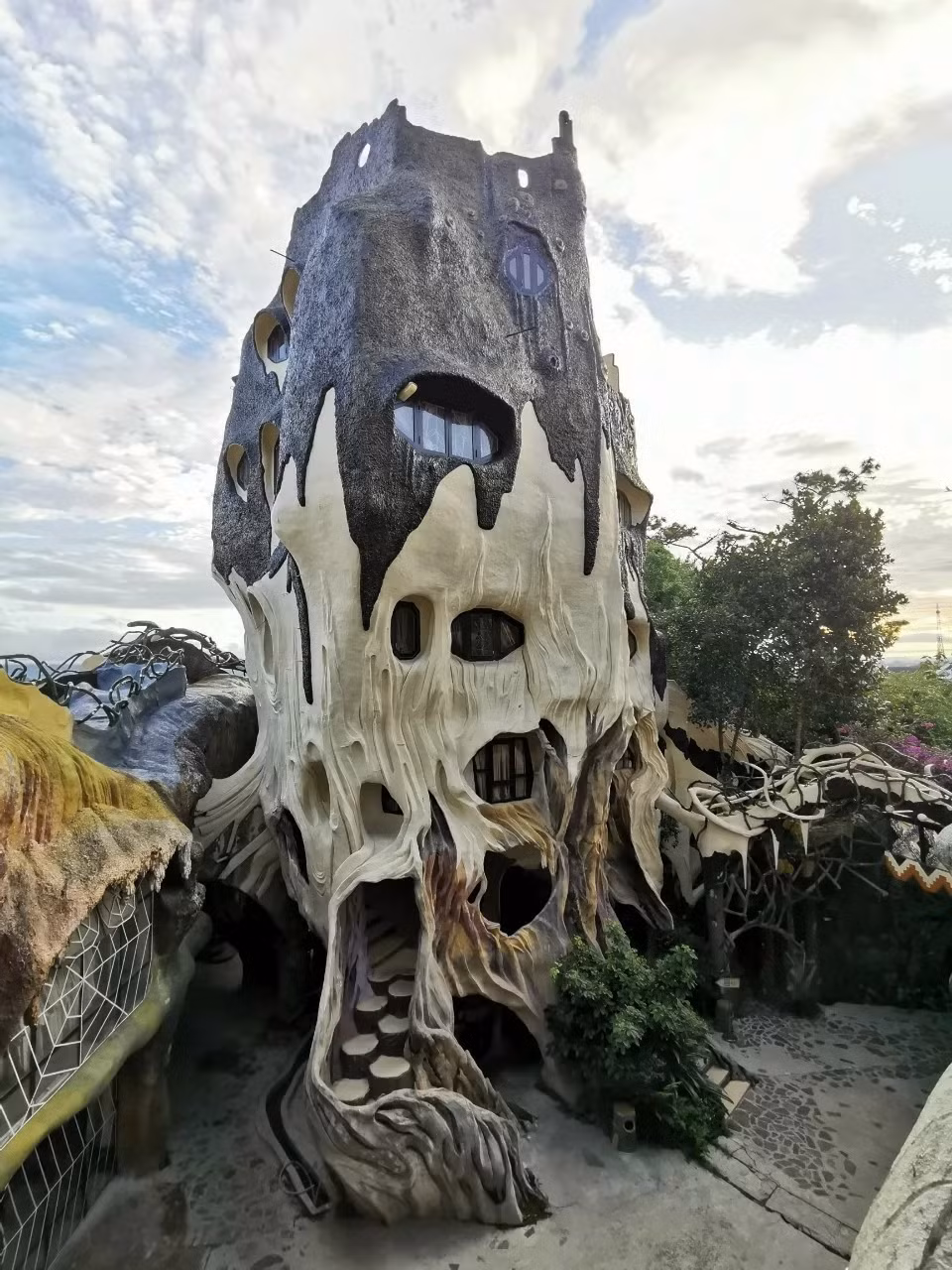 Tọa lạc trong khuôn viên rộng gần 2.000m2 tại số 3 đường Huỳnh Thúc Kháng, thành phố Đà Lạt (Lâm Đồng), biệt thự Hằng Nga nổi tiếng với phong cách kiến trúc kỳ quái. Ảnh: Crazyhouse