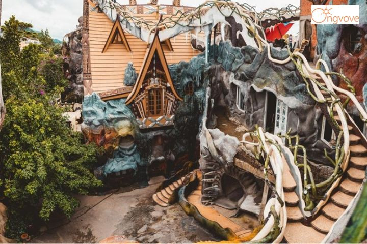 Giữa các tòa nhà là rễ cây xương xẩu làm từ bê tông và mạng nhện khổng lồ bằng dây kẽm. Ảnh: Ongvove