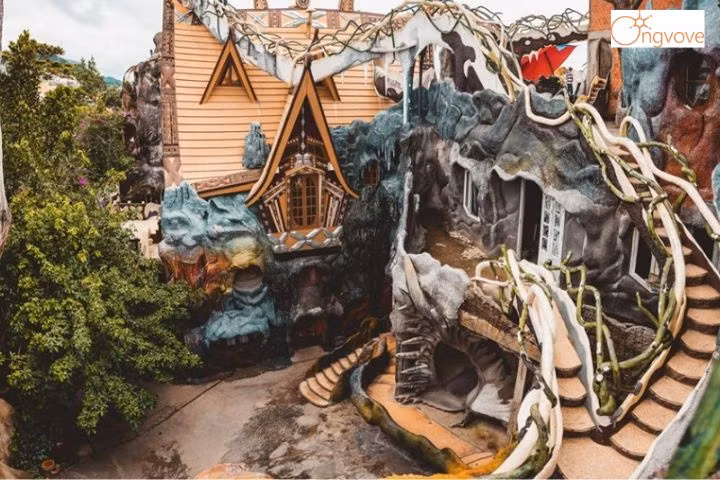 Giữa các tòa nhà là rễ cây xương xẩu làm từ bê tông và mạng nhện khổng lồ bằng dây kẽm. Ảnh: Ongvove