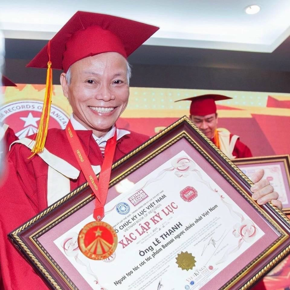 Ông Lê Thạnh (SN 1963) sống tại thành phố Tam Kỳ, tỉnh Quảng Nam được mọi người biết đến khi trở thành Kỷ lục gia Việt Nam nhờ khả năng tạo hình bonsai mọc ngược độc đáo. Ảnh: Kyluc