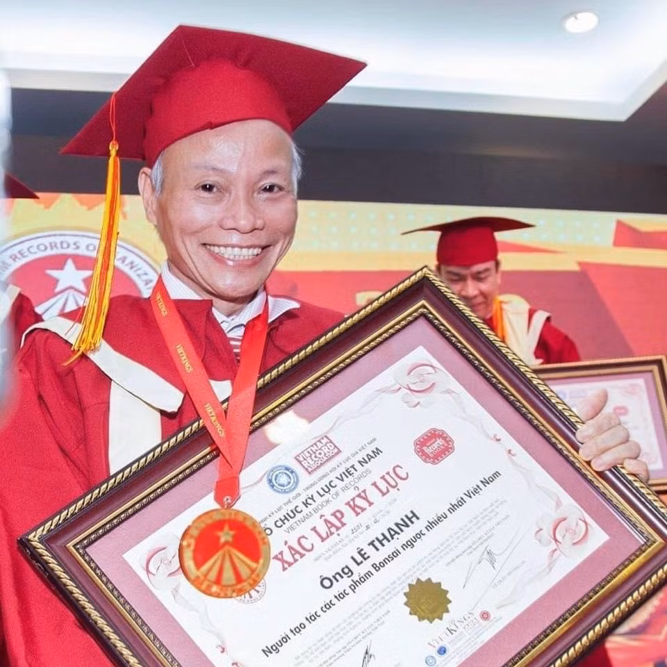 Ông Lê Thạnh (SN 1963) sống tại thành phố Tam Kỳ, tỉnh Quảng Nam được mọi người biết đến khi trở thành Kỷ lục gia Việt Nam nhờ khả năng tạo hình bonsai mọc ngược độc đáo. Ảnh: Kyluc