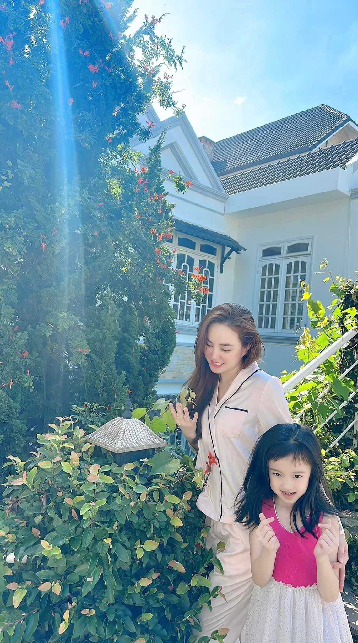 Qua loạt ảnh, ai nấy đều xuýt xoa trước không gian xanh mướt nhà Vy Oanh tại "xứ sở ngàn hoa".